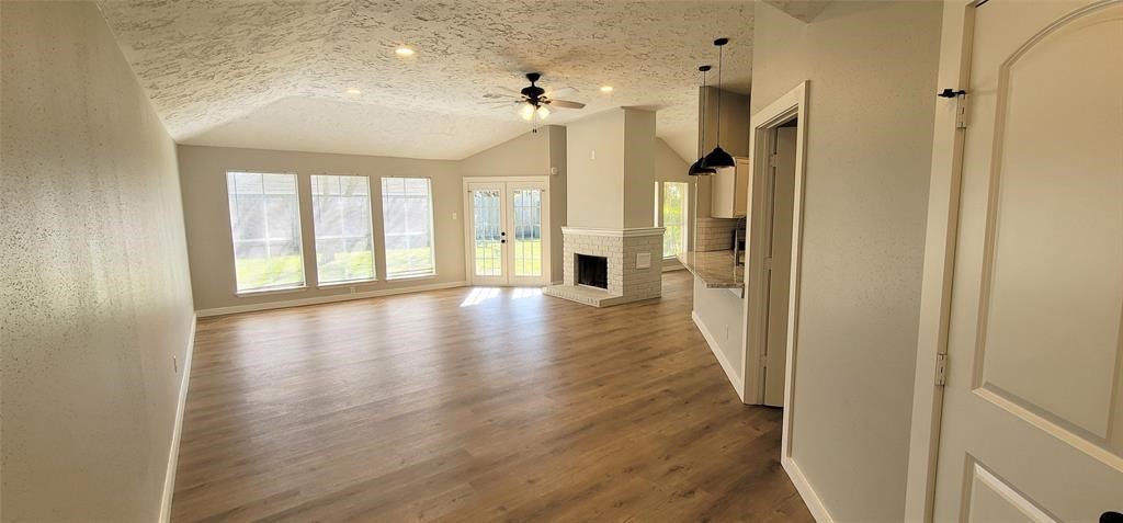 322 Village Creek Drive Property Photo 3