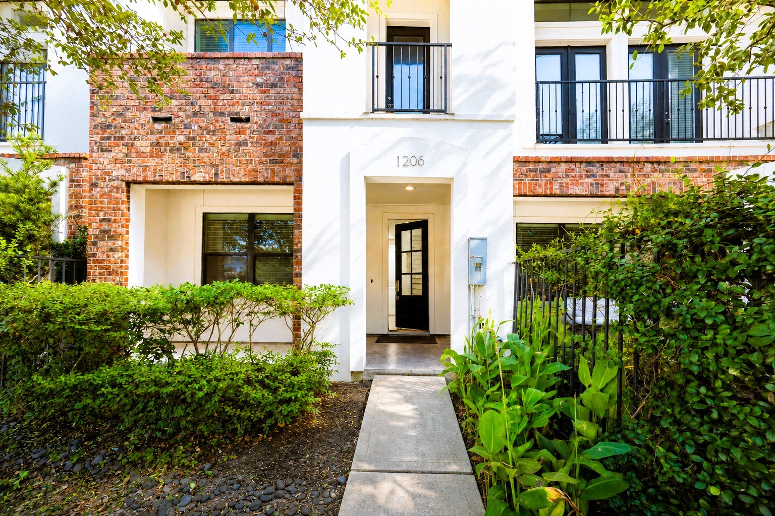 1206 W Dallas Street Property Photo 1