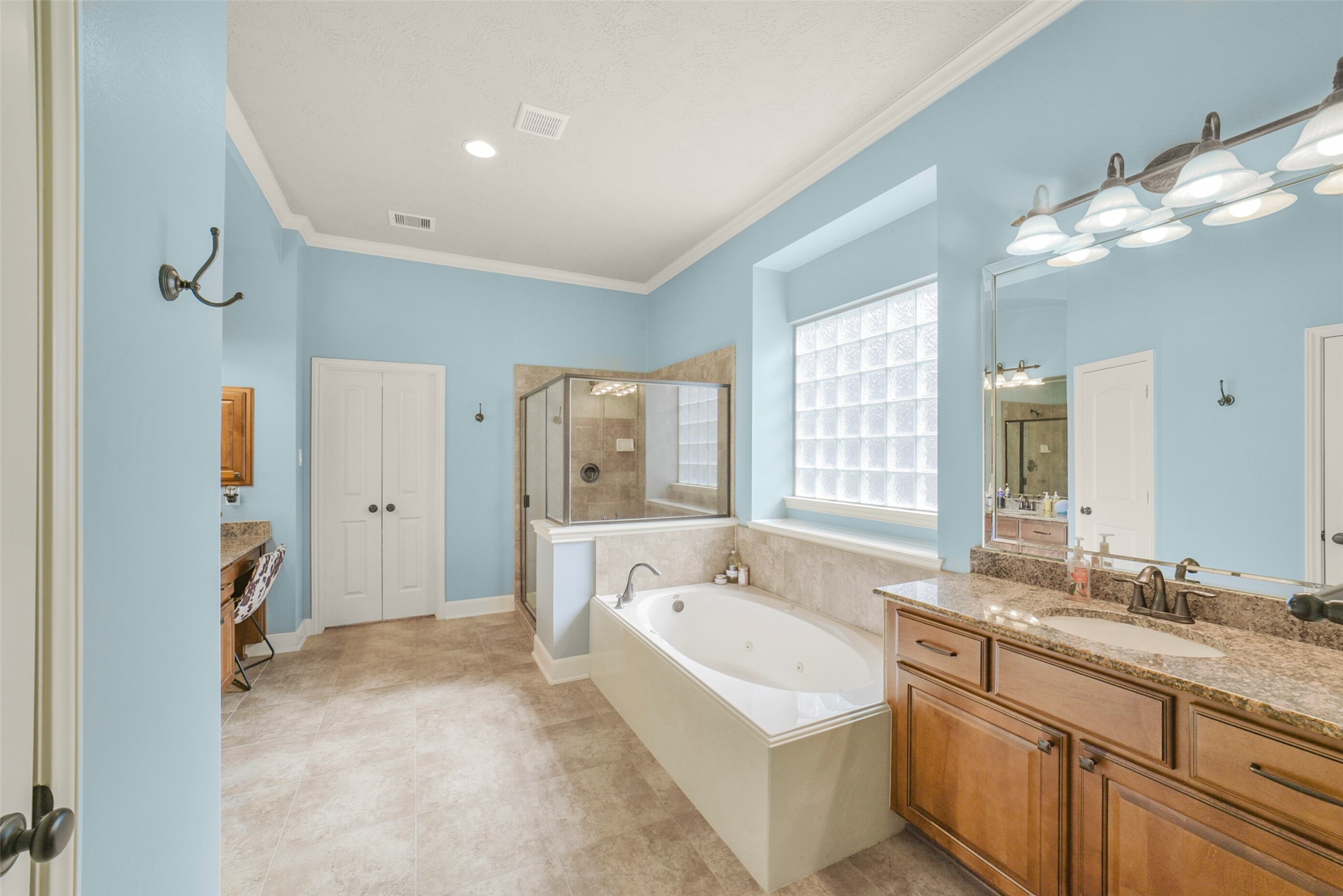 21214 Redcrest Manor Drive Property Photo 8