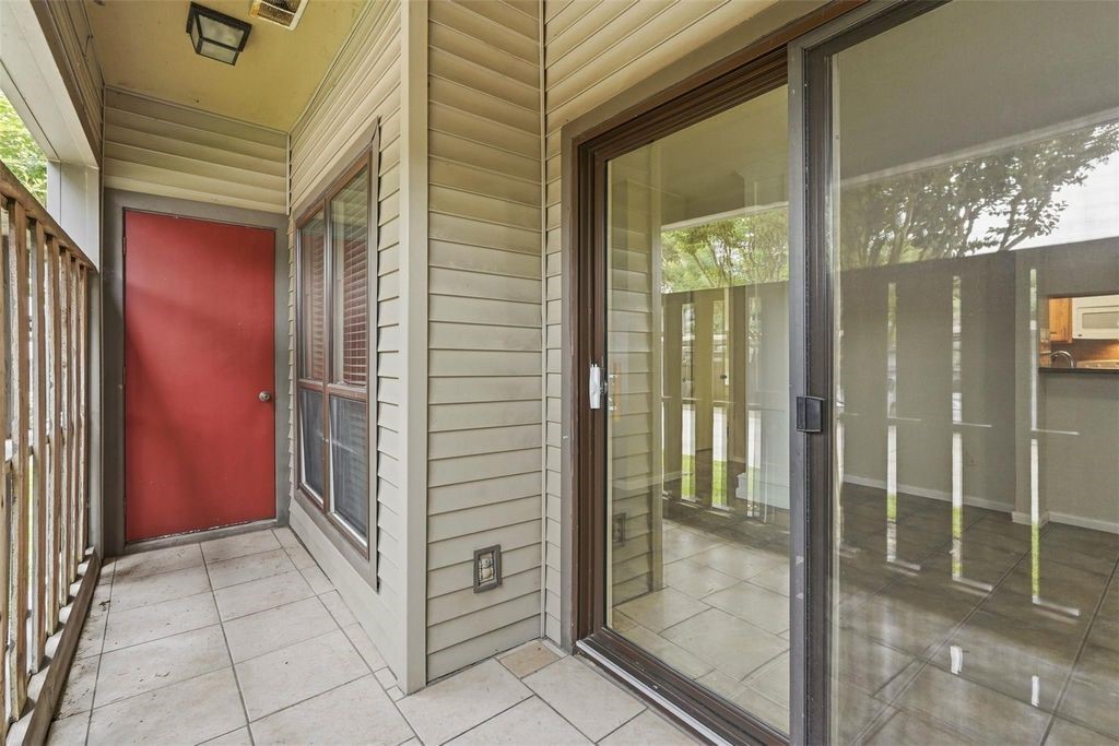 2025 Augusta Drive 605 Property Photo 3