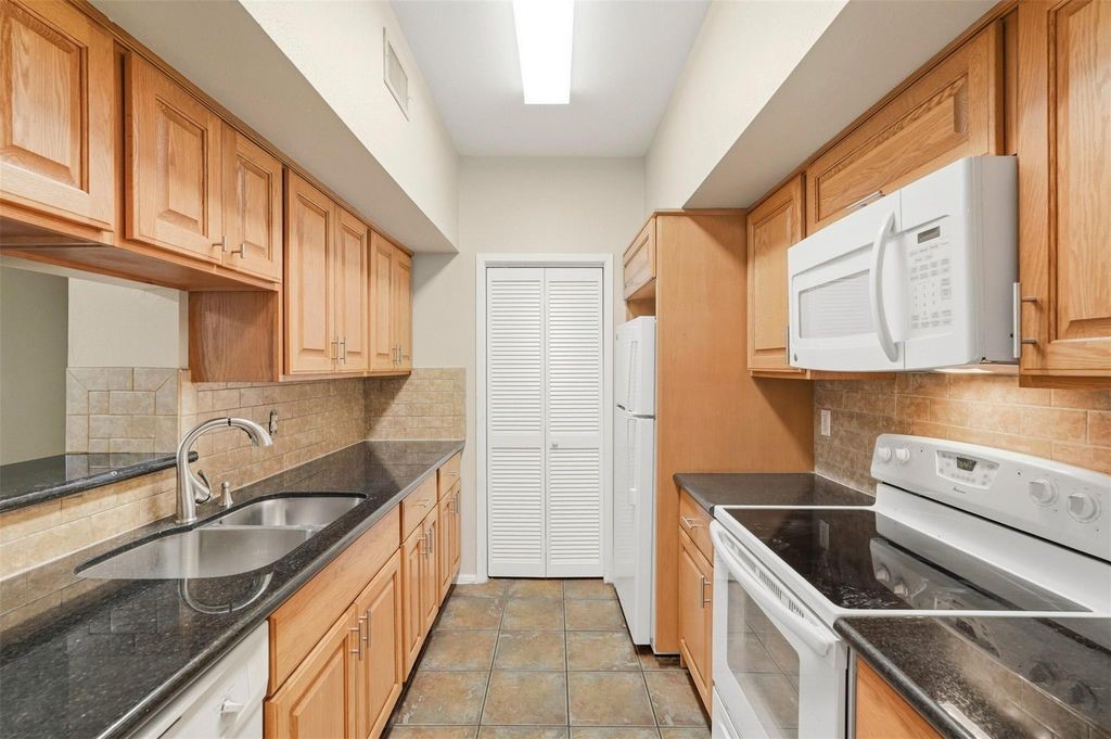 2025 Augusta Drive 605 Property Photo 10