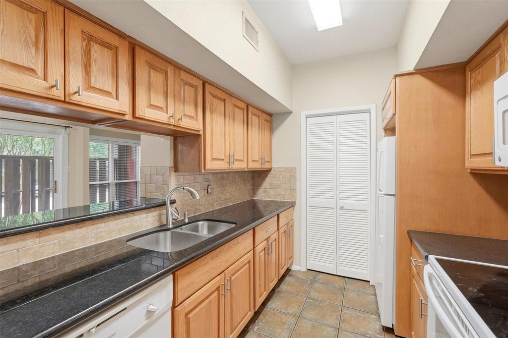 2025 Augusta Drive 605 Property Photo 11