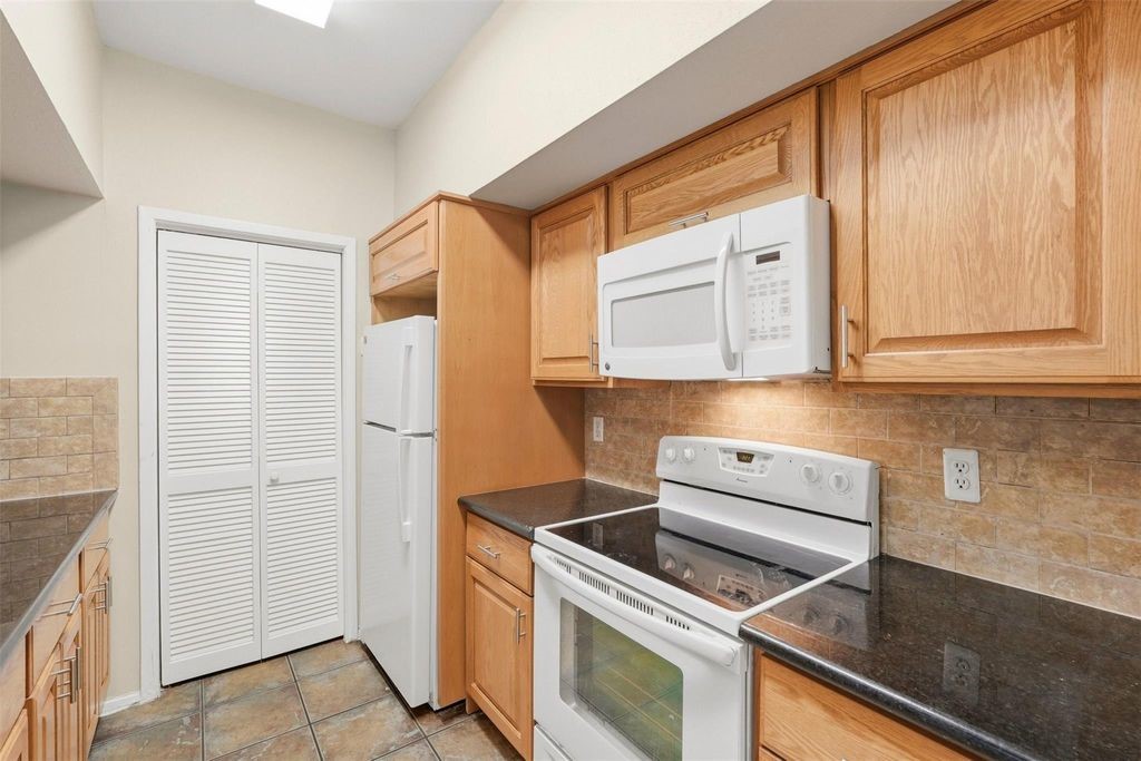 2025 Augusta Drive 605 Property Photo 12