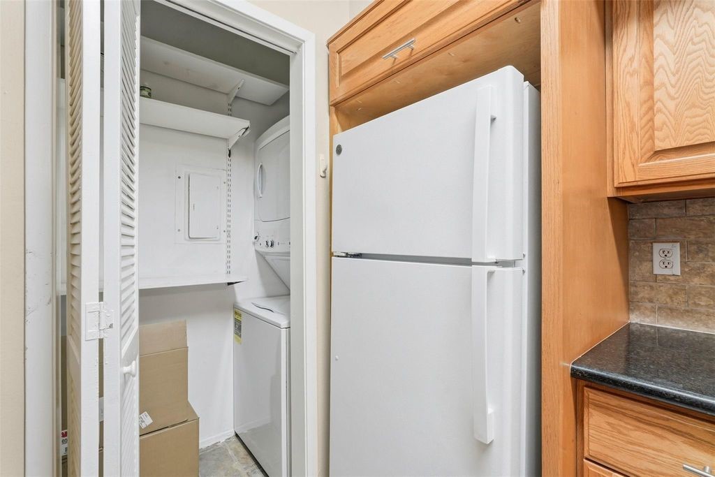 2025 Augusta Drive 605 Property Photo 13