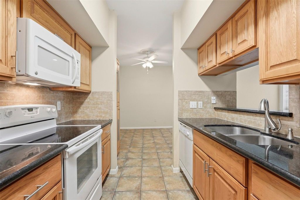 2025 Augusta Drive 605 Property Photo 14