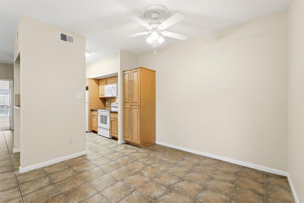 2025 Augusta Drive 605 Property Photo 17