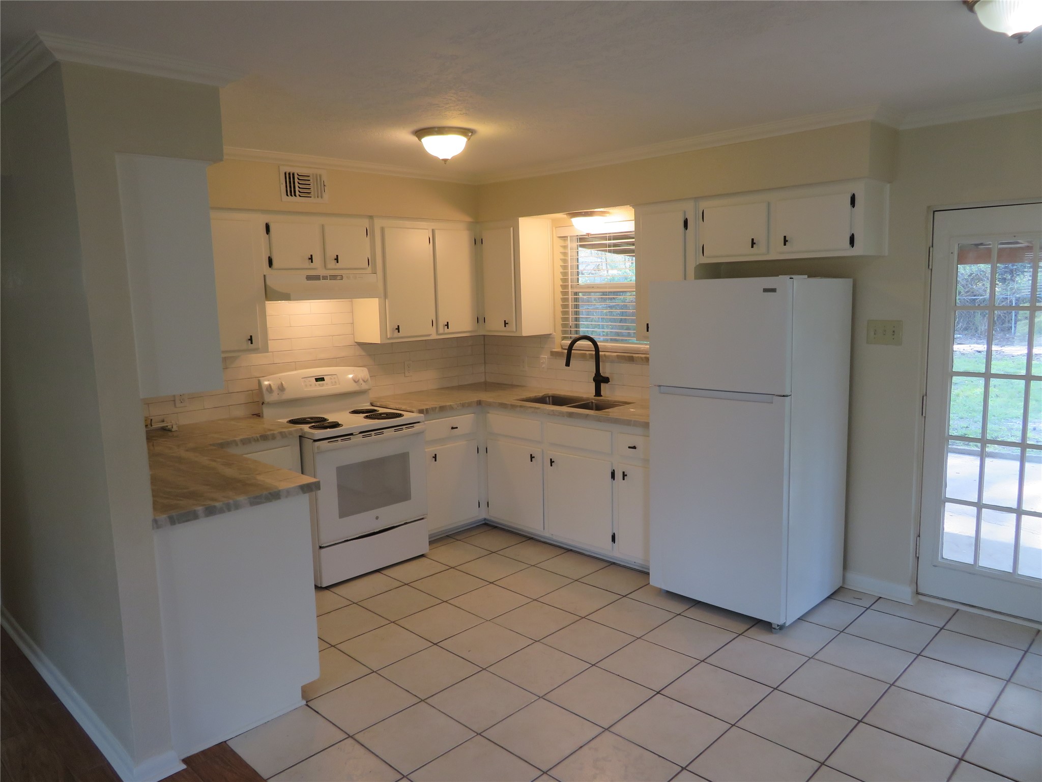 109 Laurie Lane Property Photo 8