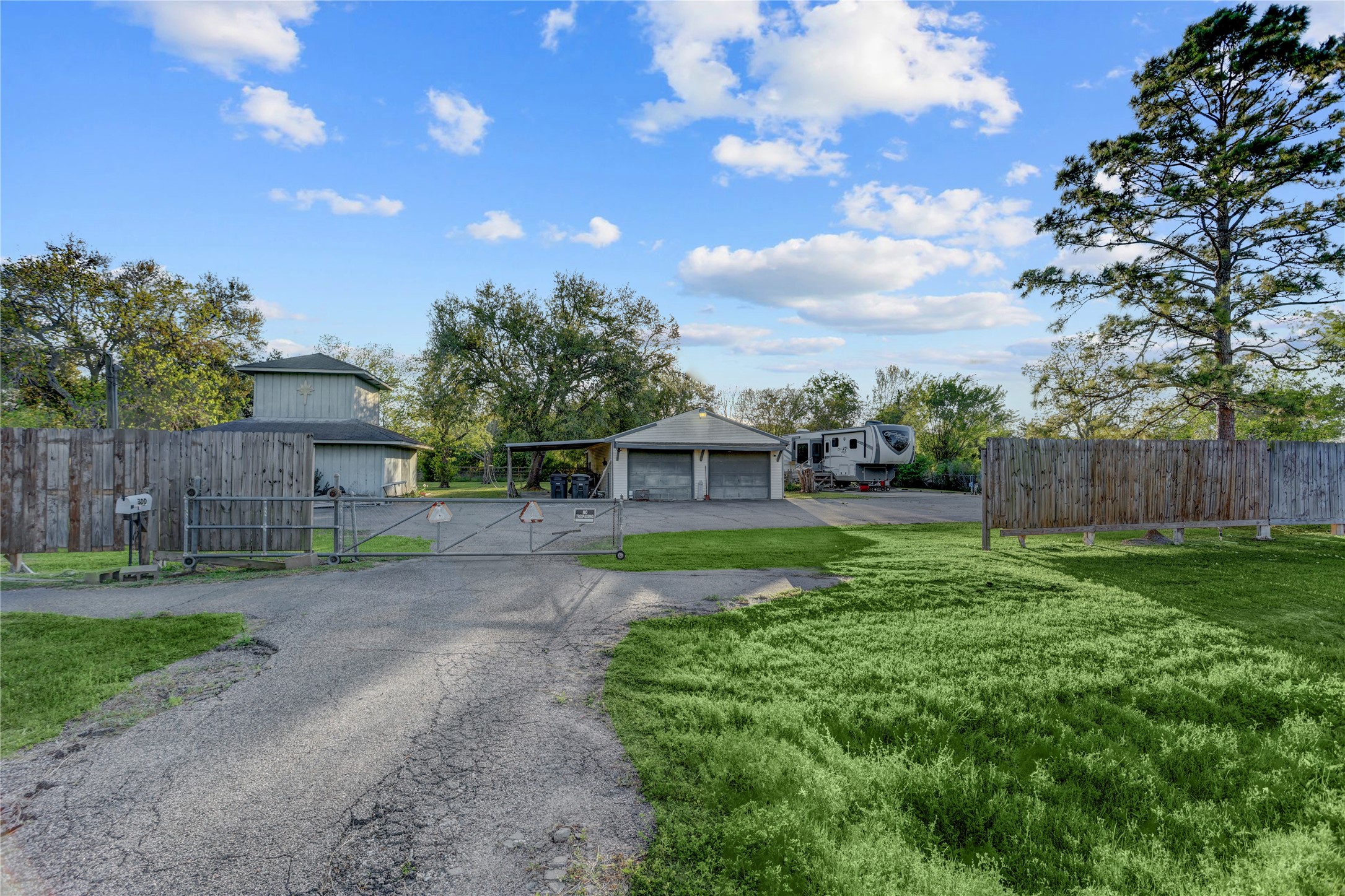 300 Mustang Road Property Photo 3