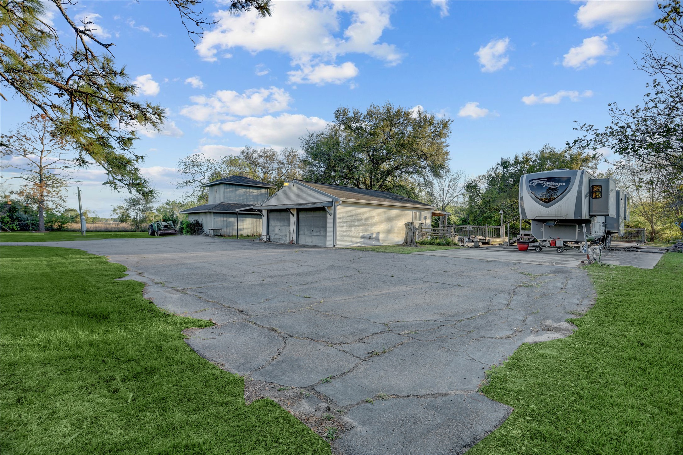 300 Mustang Road Property Photo 4