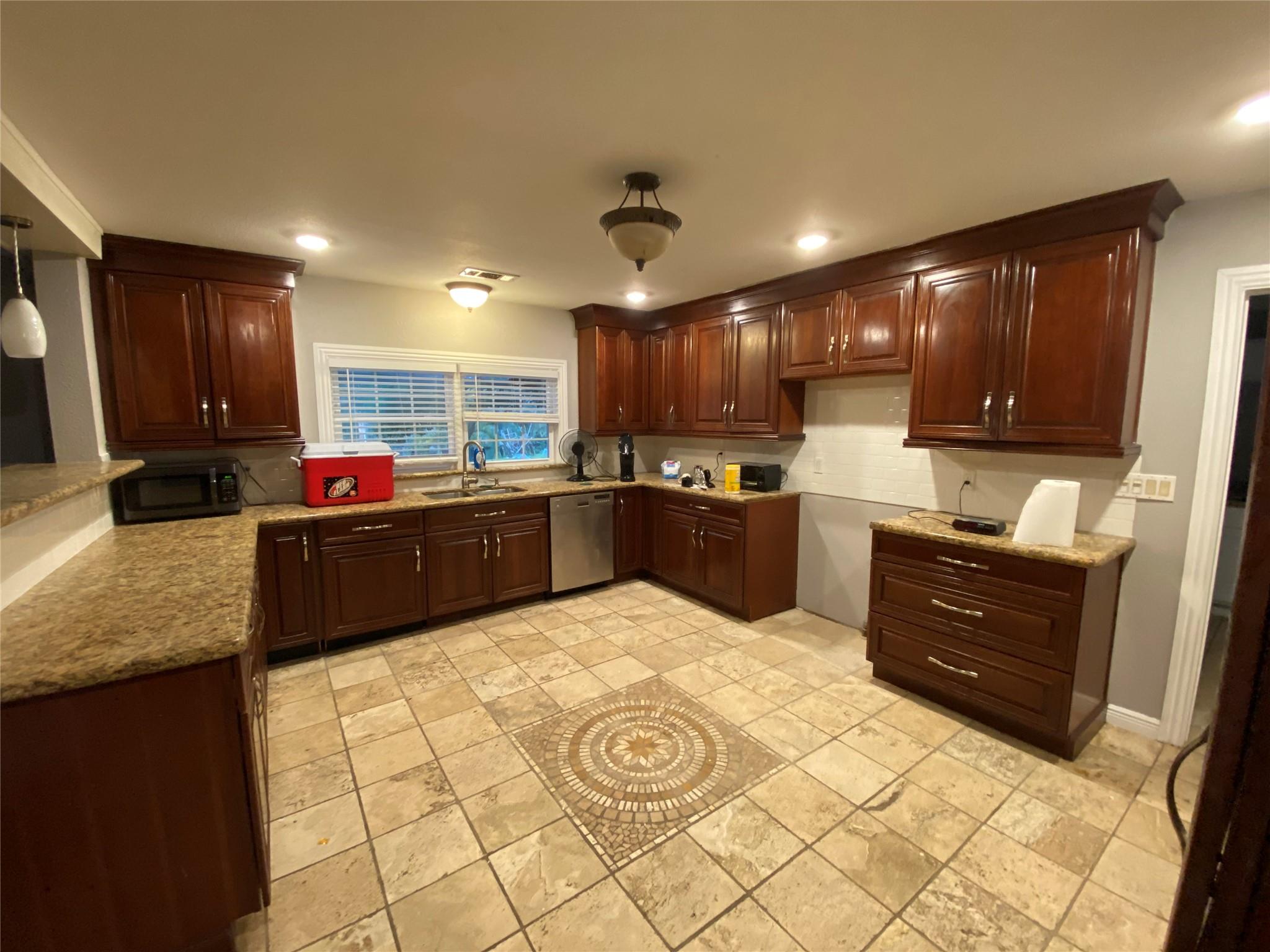 8628 Highway 6 Property Photo 3