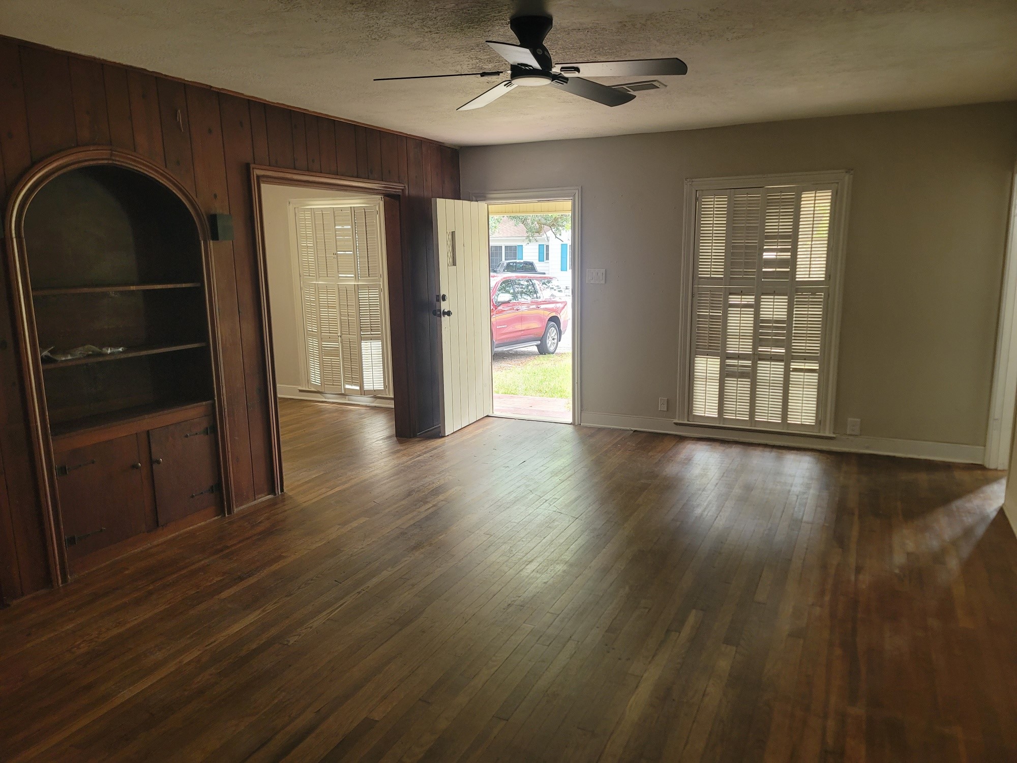 911 N Ashbel Street Property Photo 7