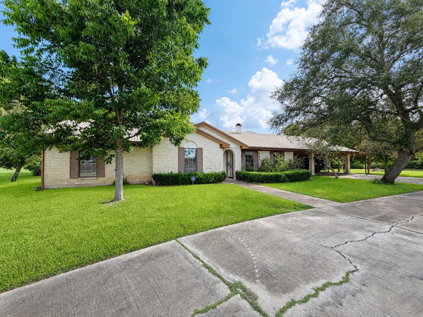 7611 King Street Property Photo 1