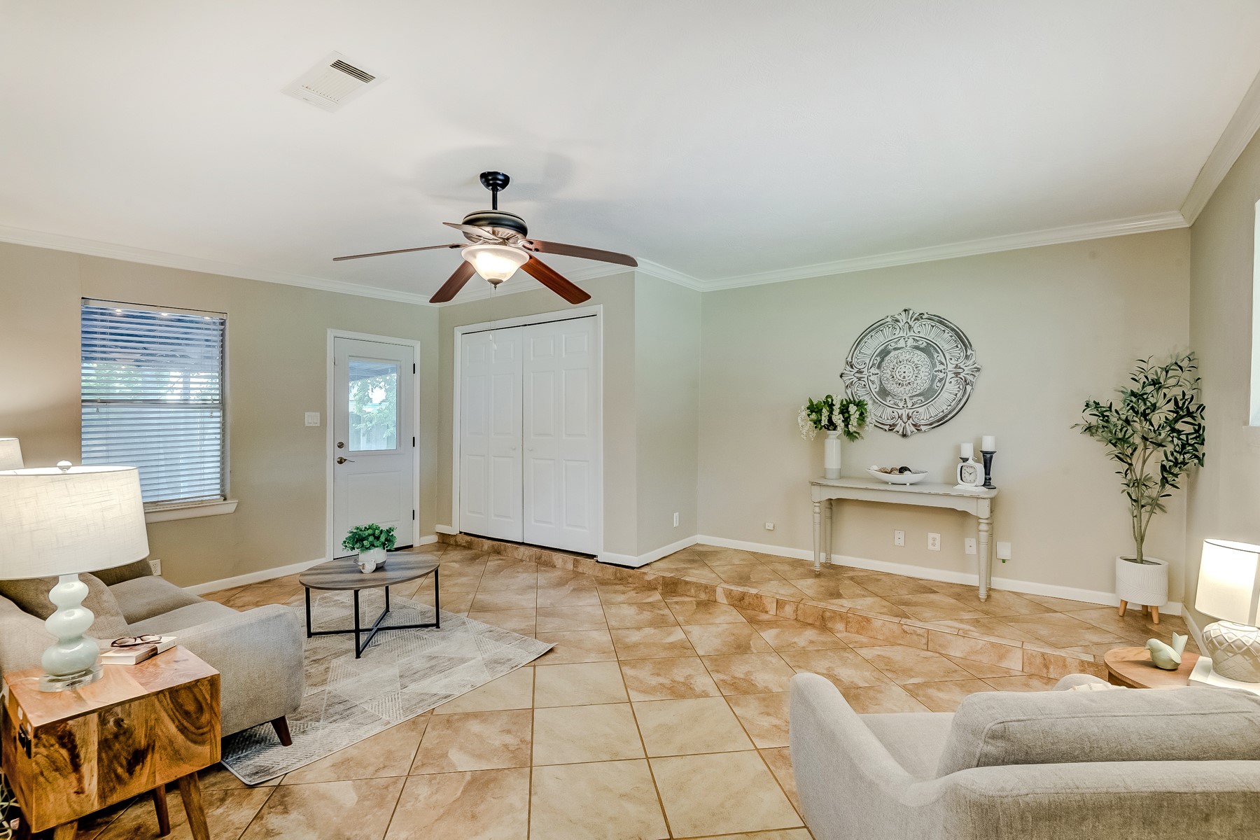 215 W 34th Street Property Photo 8