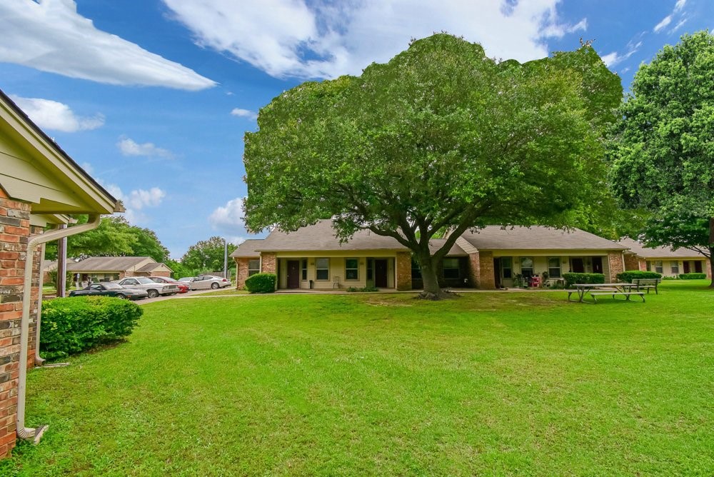 1308 Jacksonville Dr Property Photo 2