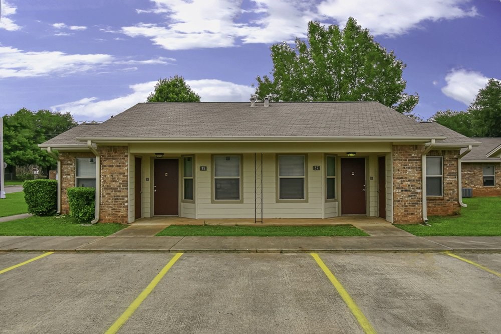 1308 Jacksonville Dr Property Photo 3