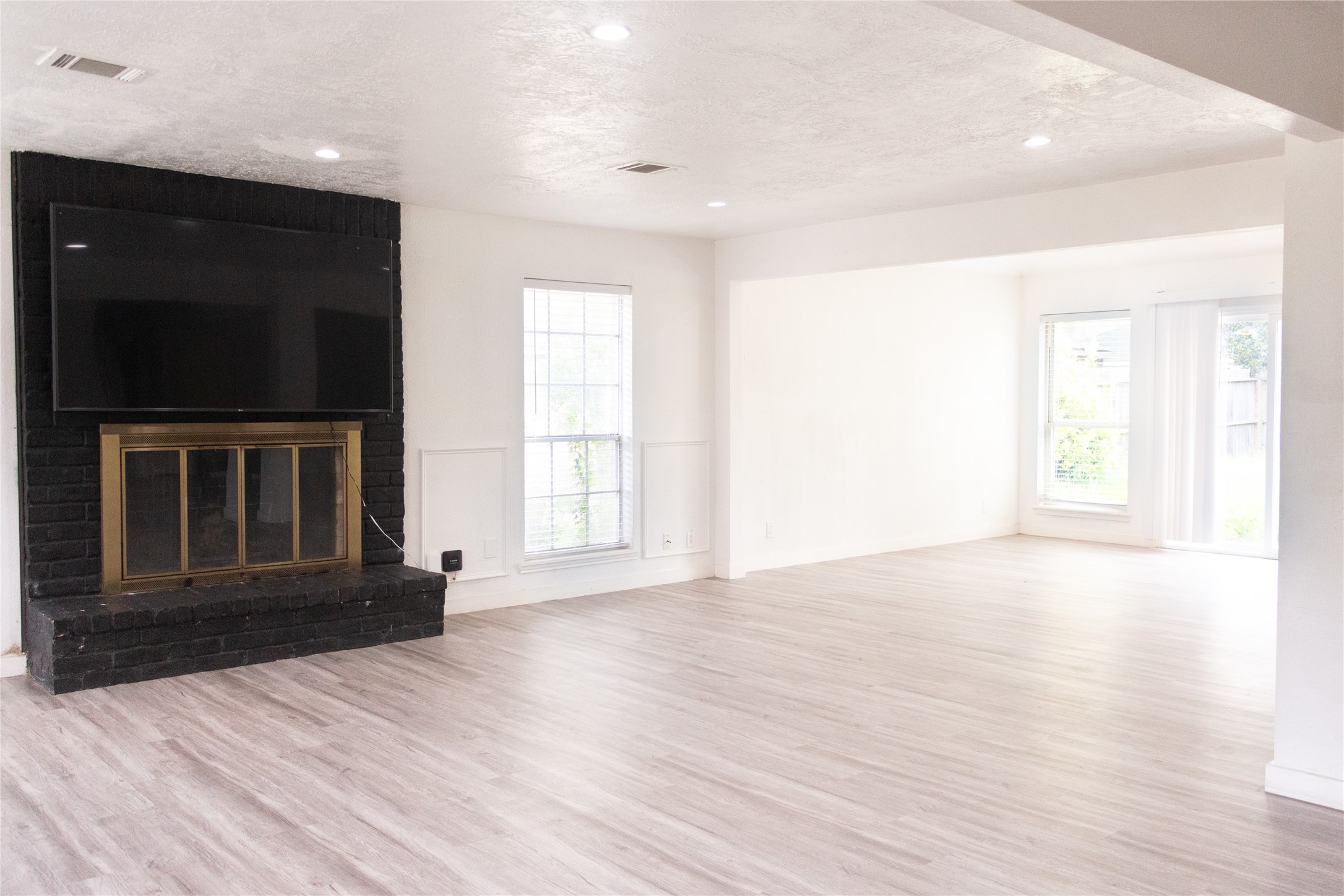 8002 Hurst Forest Drive Property Photo 3
