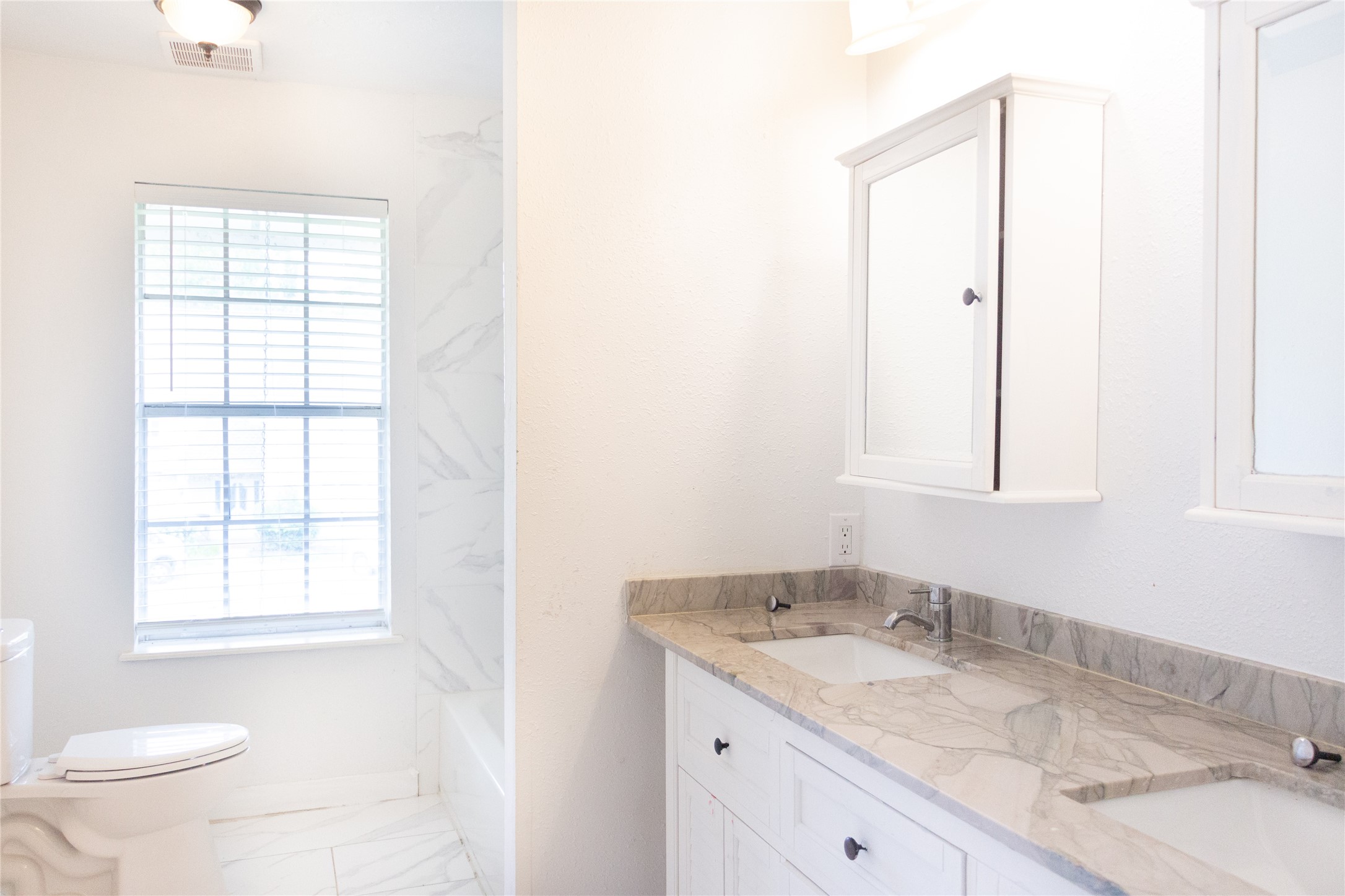 8002 Hurst Forest Drive Property Photo 14