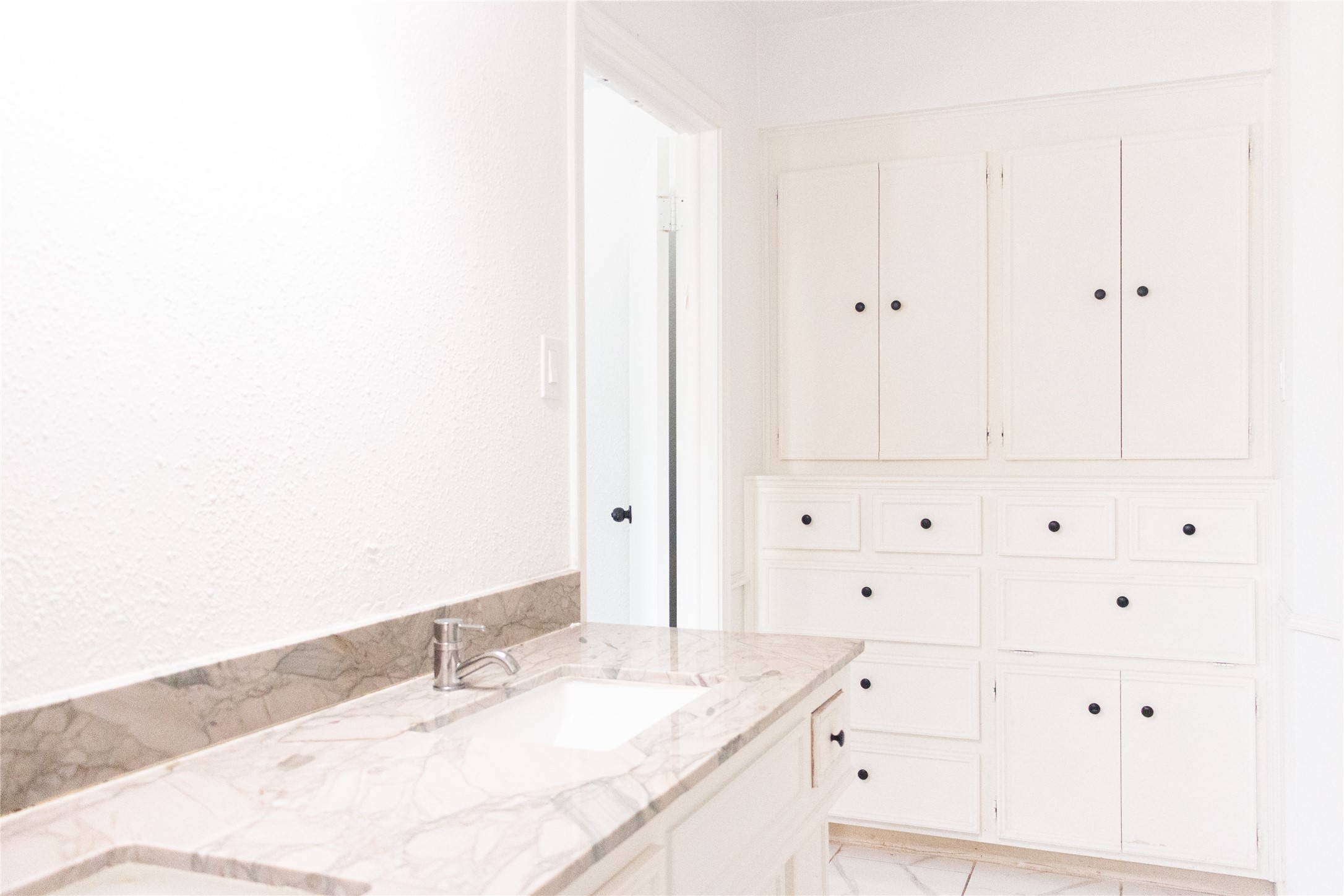 8002 Hurst Forest Drive Property Photo 18