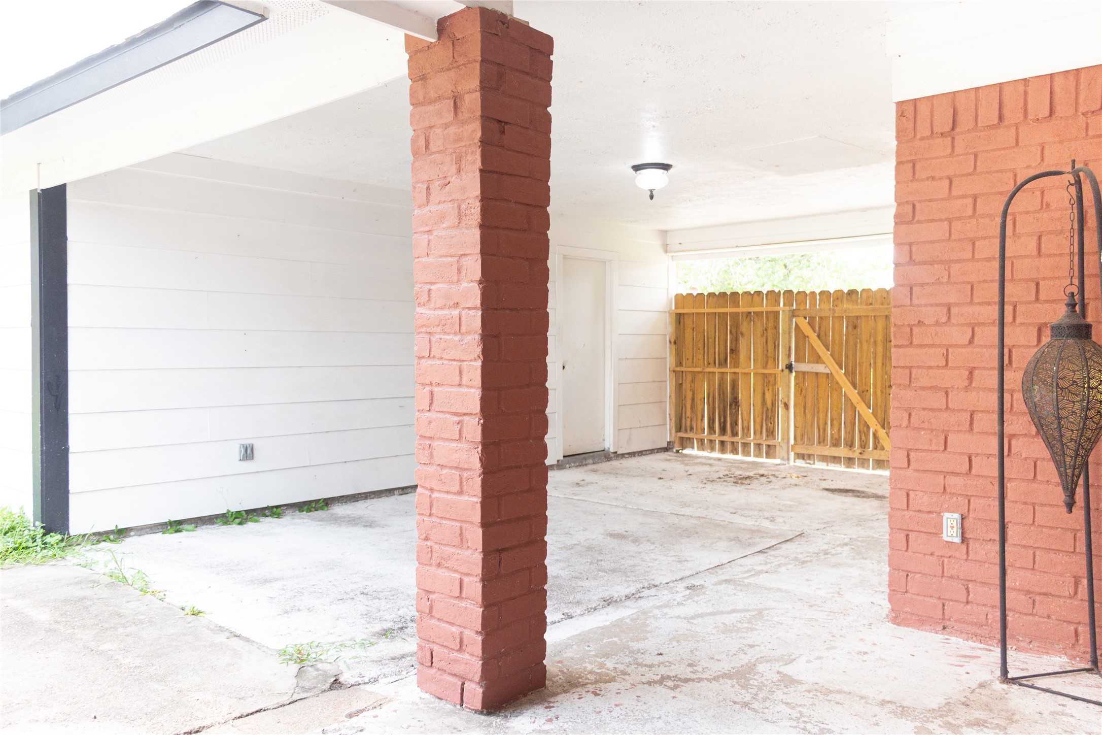 8002 Hurst Forest Drive Property Photo 33