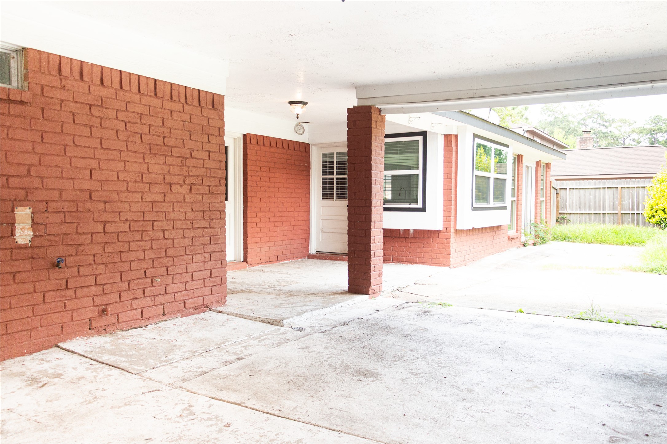8002 Hurst Forest Drive Property Photo 34