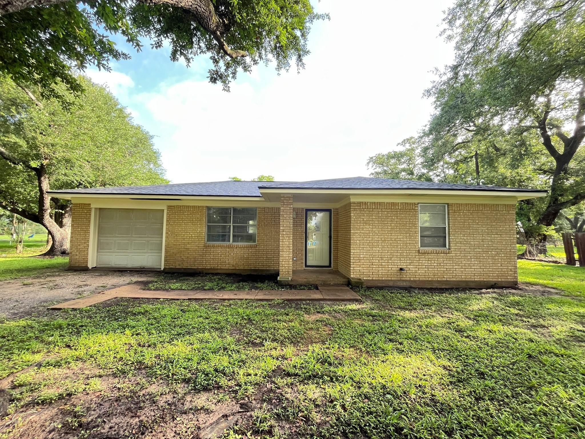 409 La Bradford Drive Property Photo 1