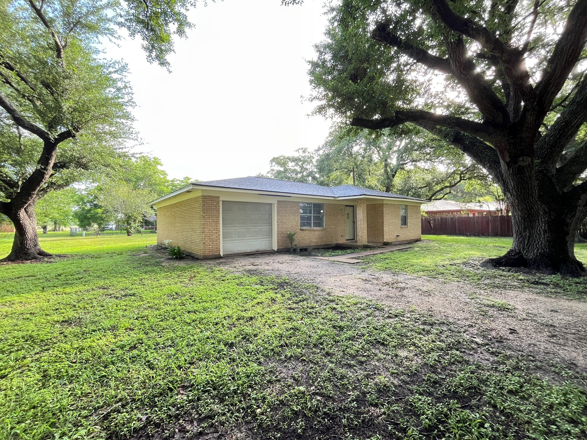 409 La Bradford Drive Property Photo 2