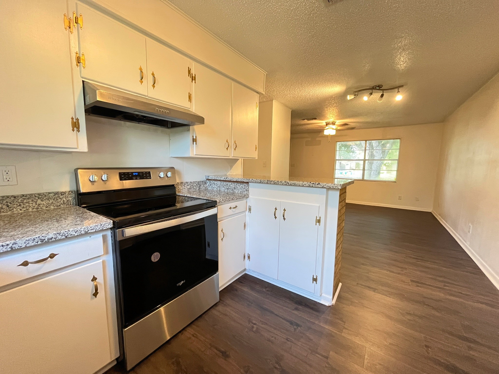 409 La Bradford Drive Property Photo 4