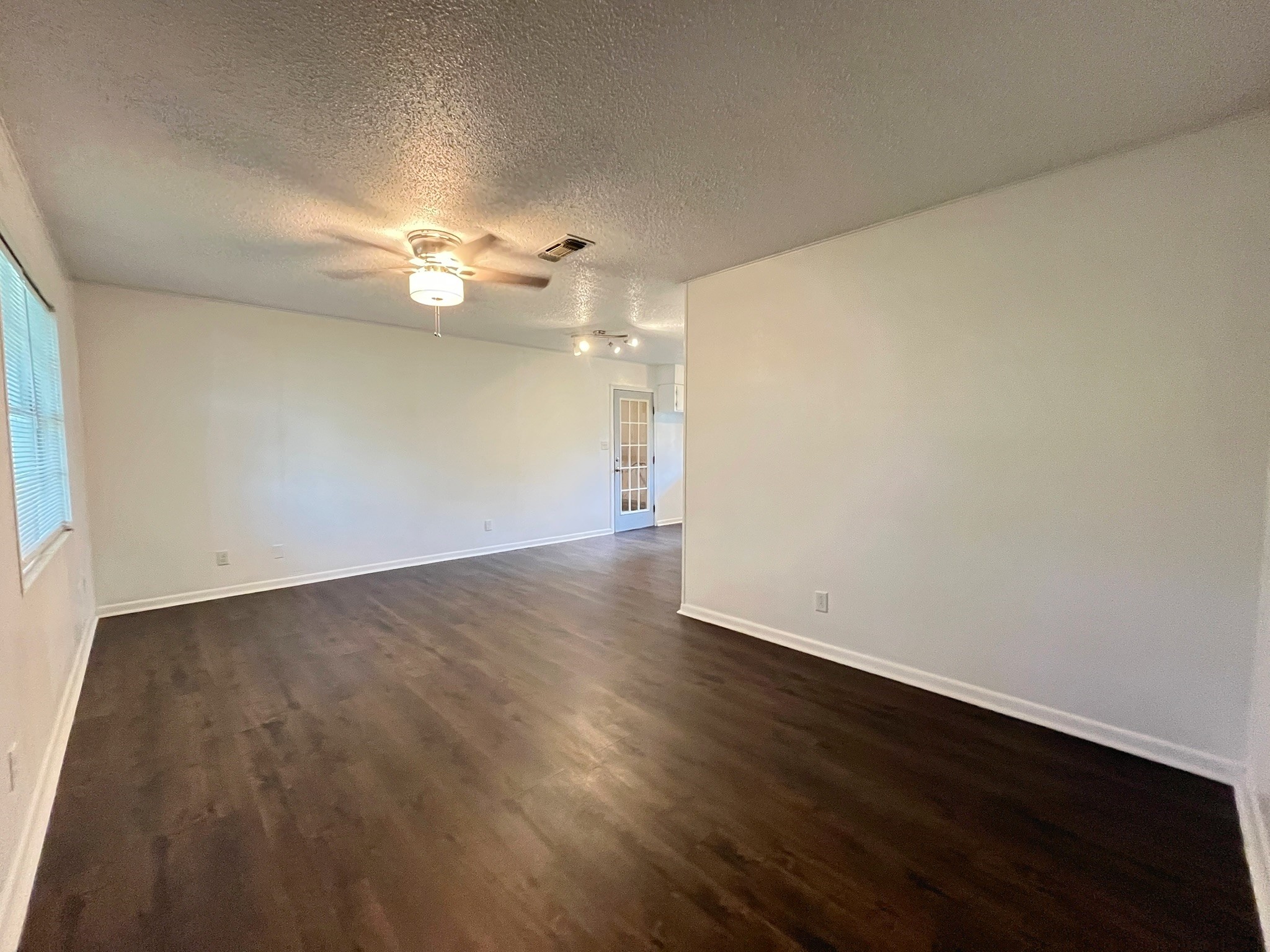 409 La Bradford Drive Property Photo 9