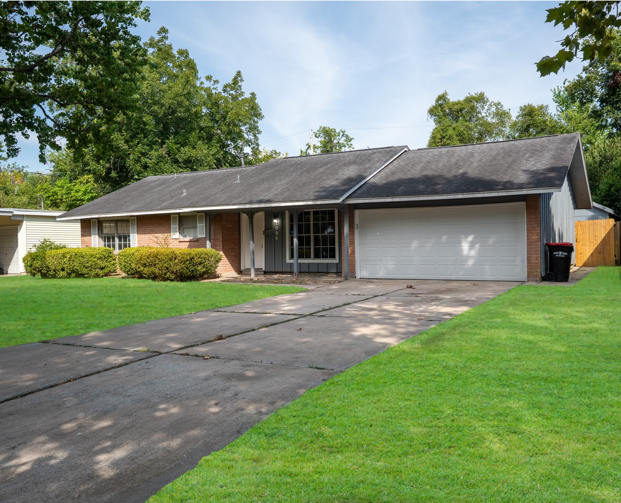 2906 Newcastle Drive Property Photo 2
