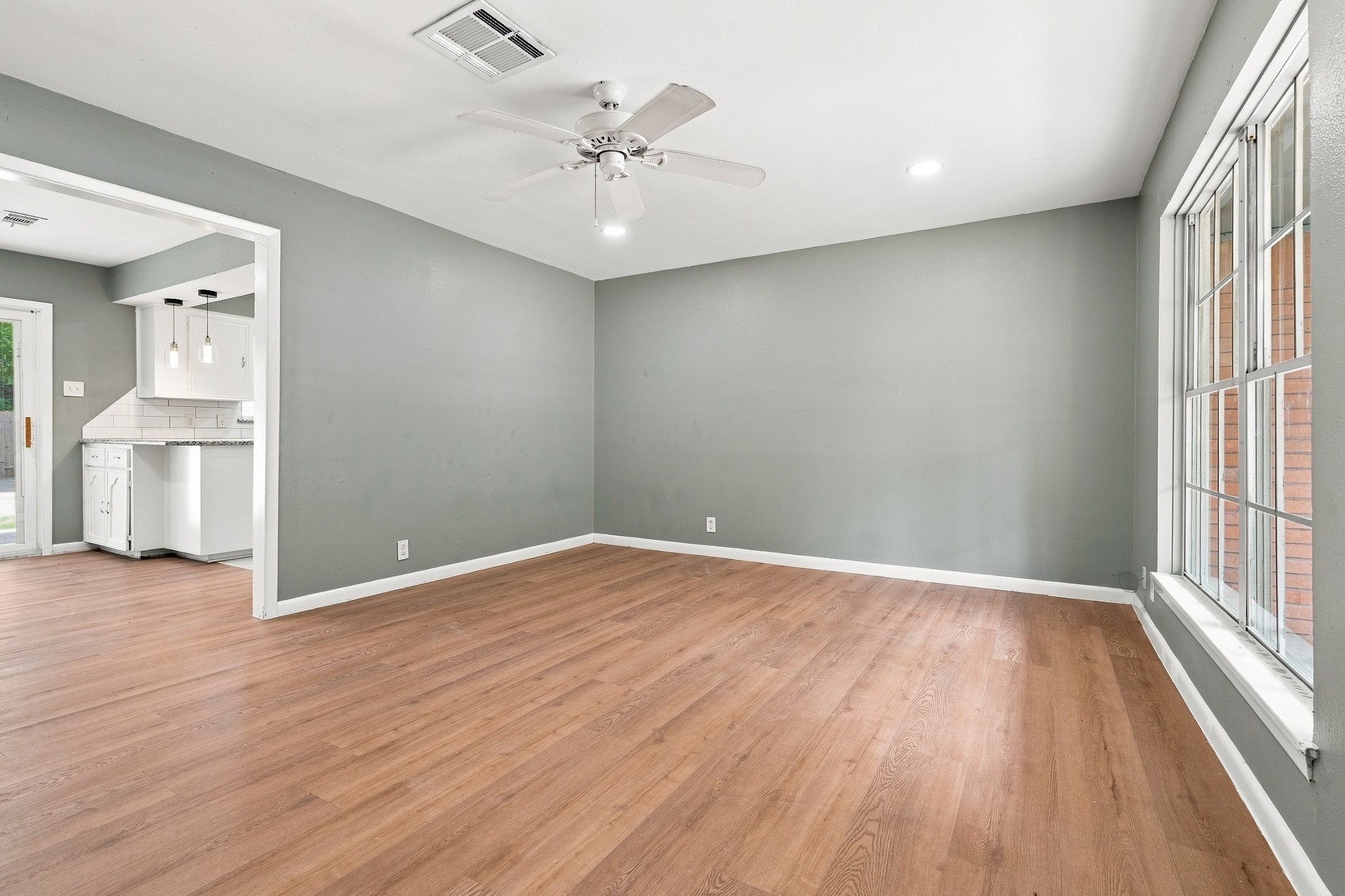 2906 Newcastle Drive Property Photo 3