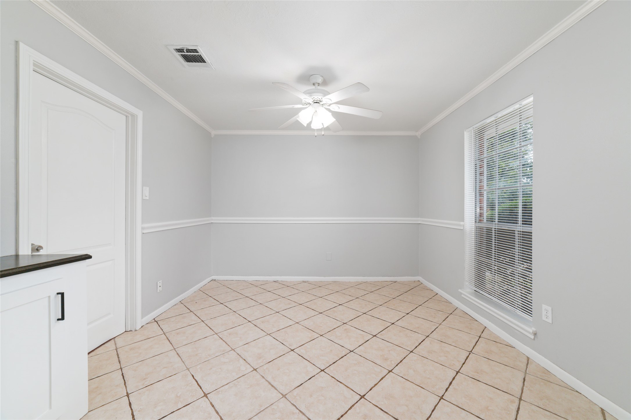 25602 Oakhurst Drive Property Photo 4