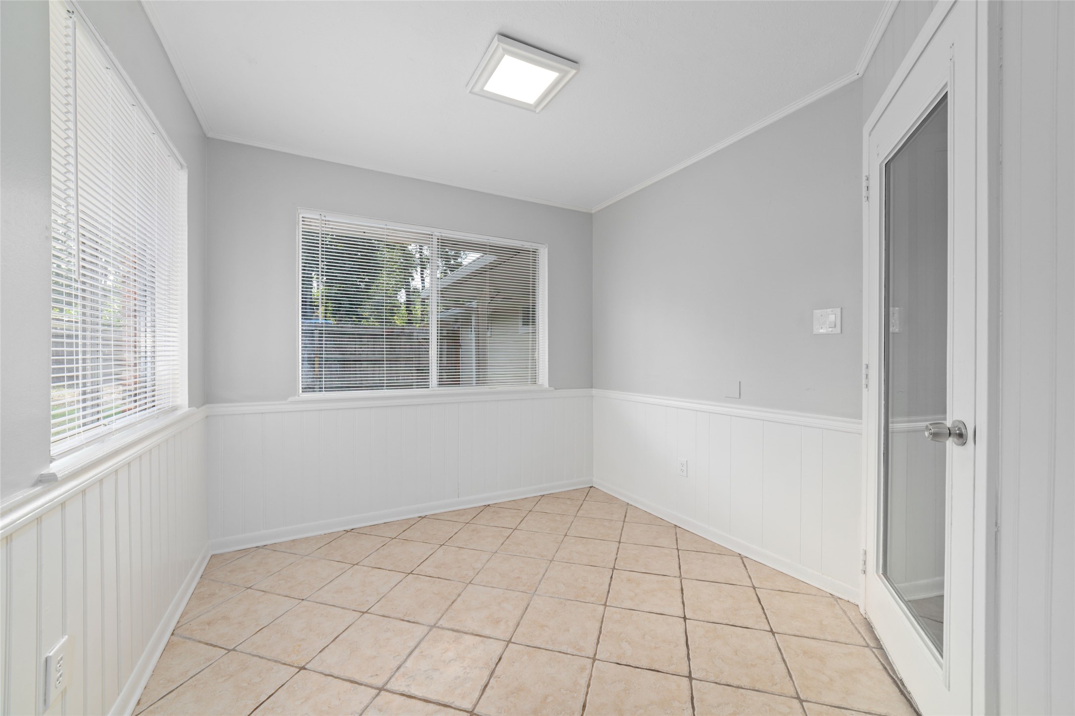 25602 Oakhurst Drive Property Photo 6