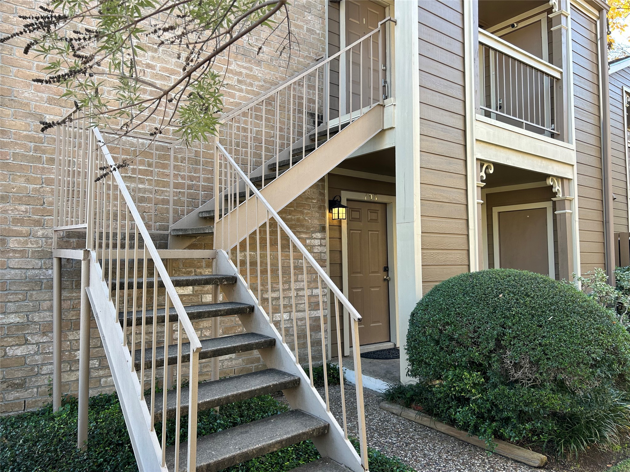 1880 White Oak Drive 103 Property Photo 1