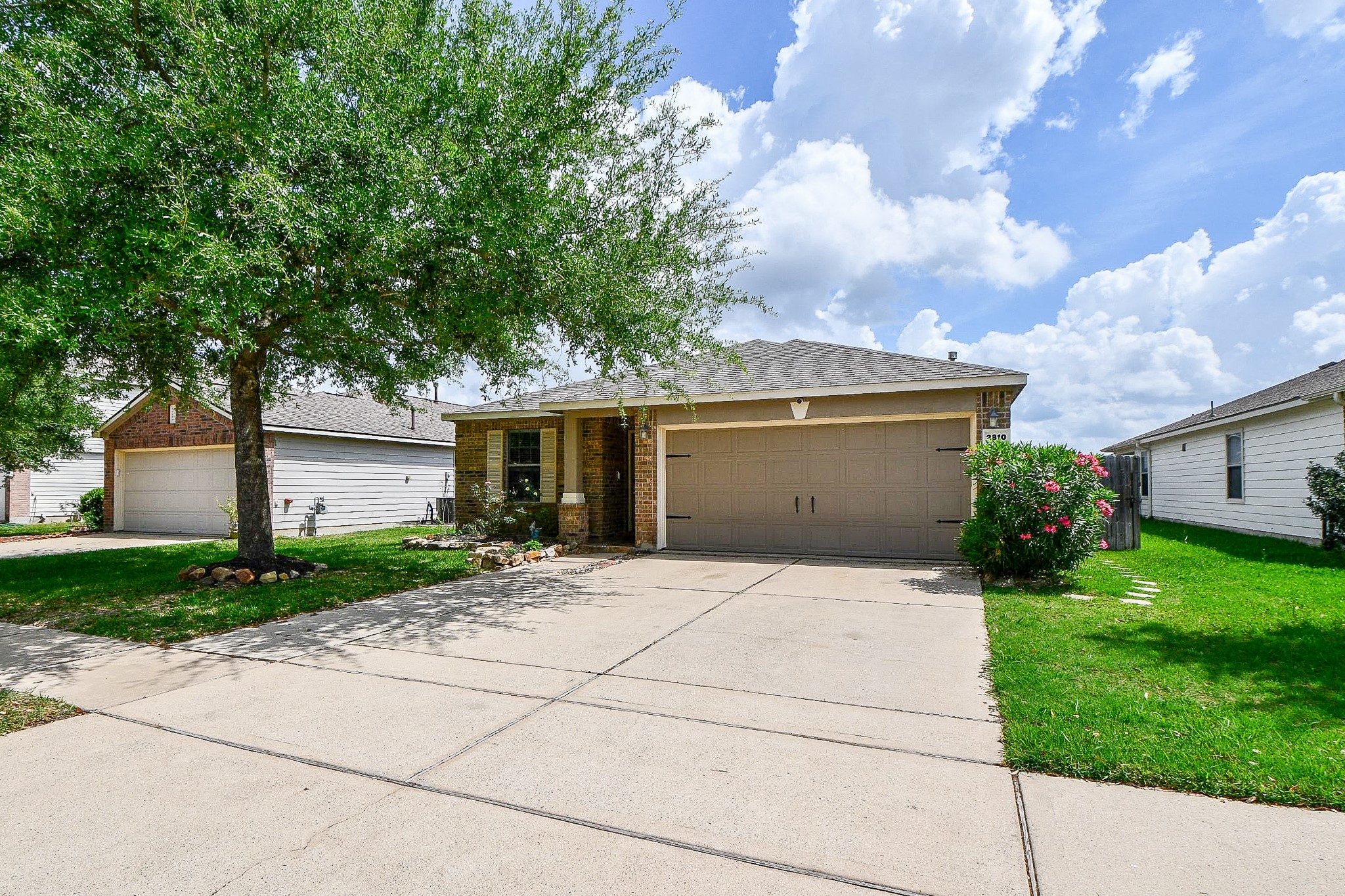 2810 Roaring Oaks Lane Property Photo 1