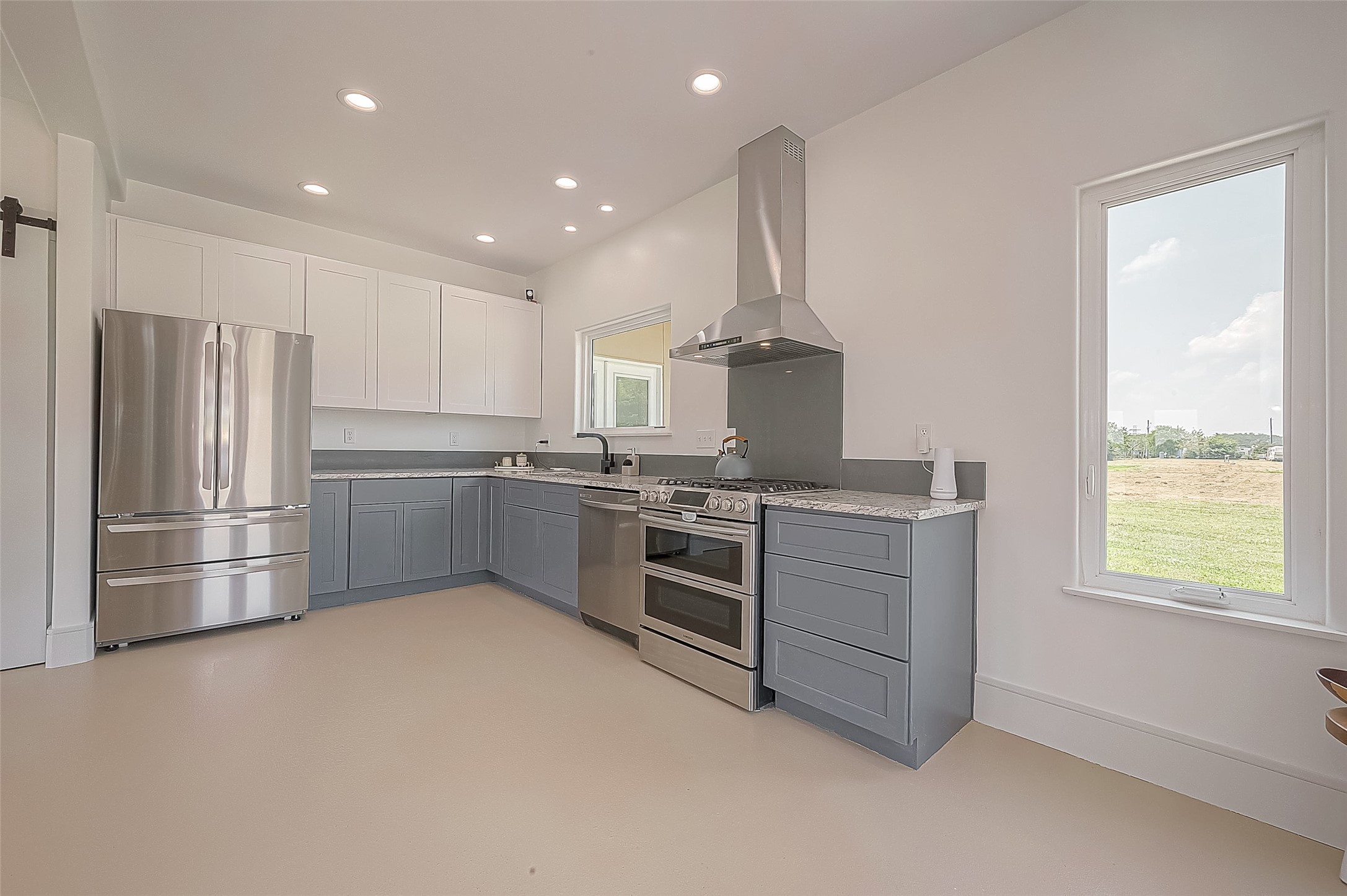 30925 Southwest Freeway Property Photo 4