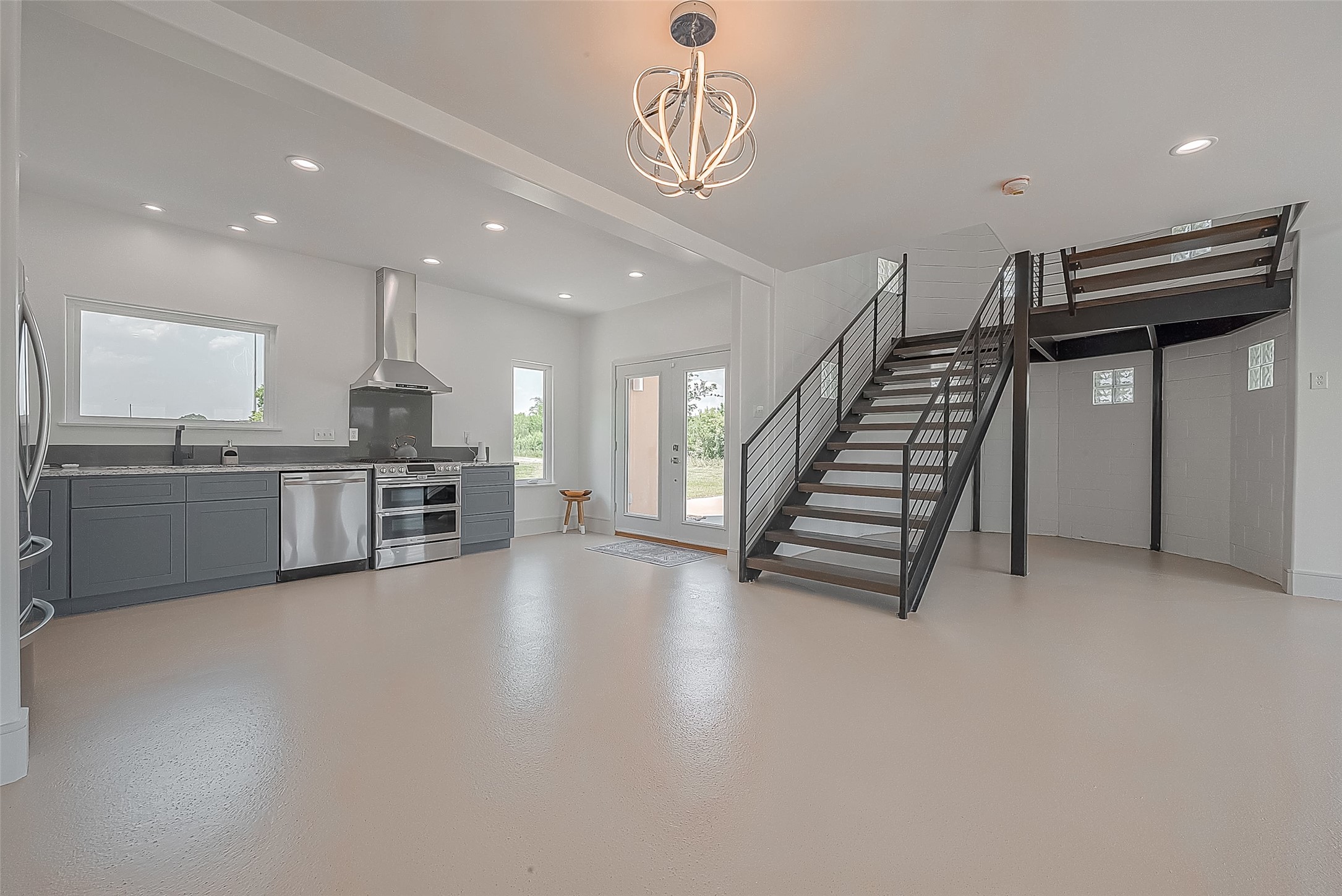 30925 Southwest Freeway Property Photo 11