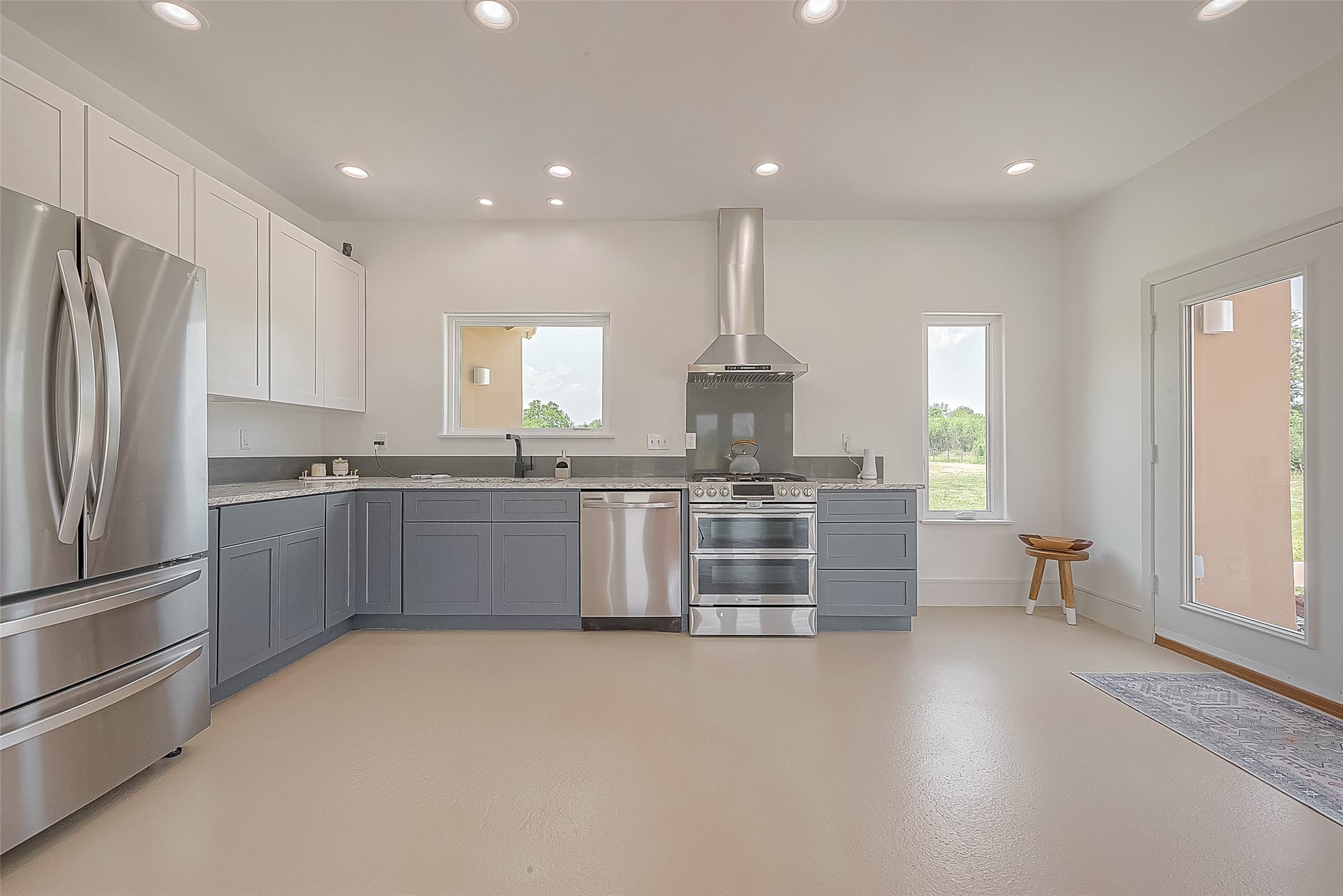 30925 Southwest Freeway Property Photo 15