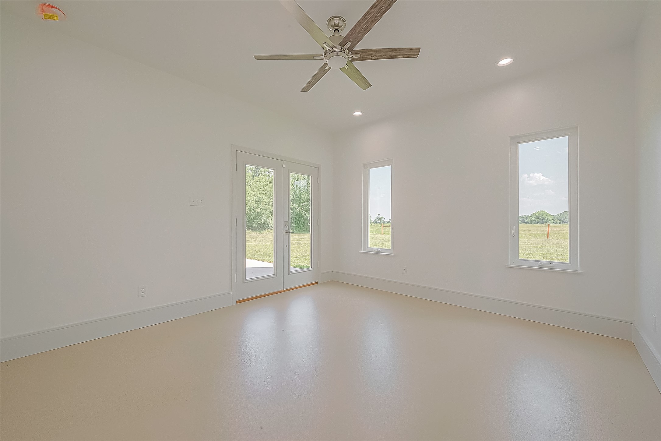 30925 Southwest Freeway Property Photo 30