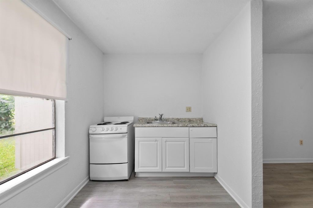806 East Emily Avenue 6 Property Photo 2
