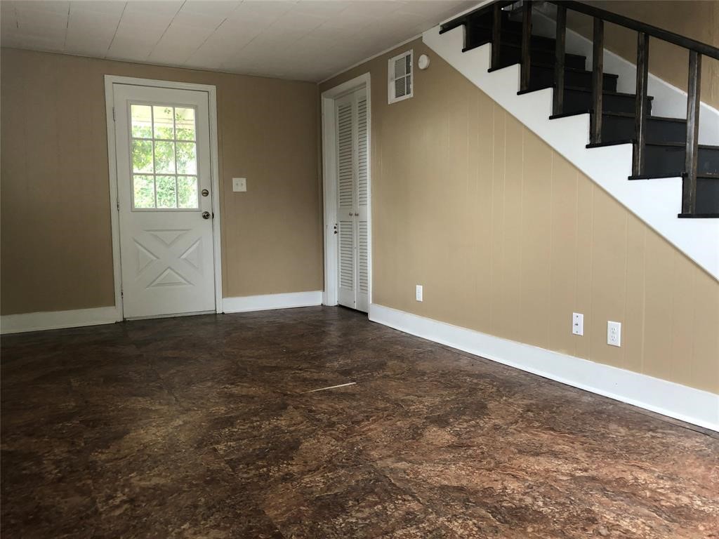 208 1/2 Avenue A Property Photo 3