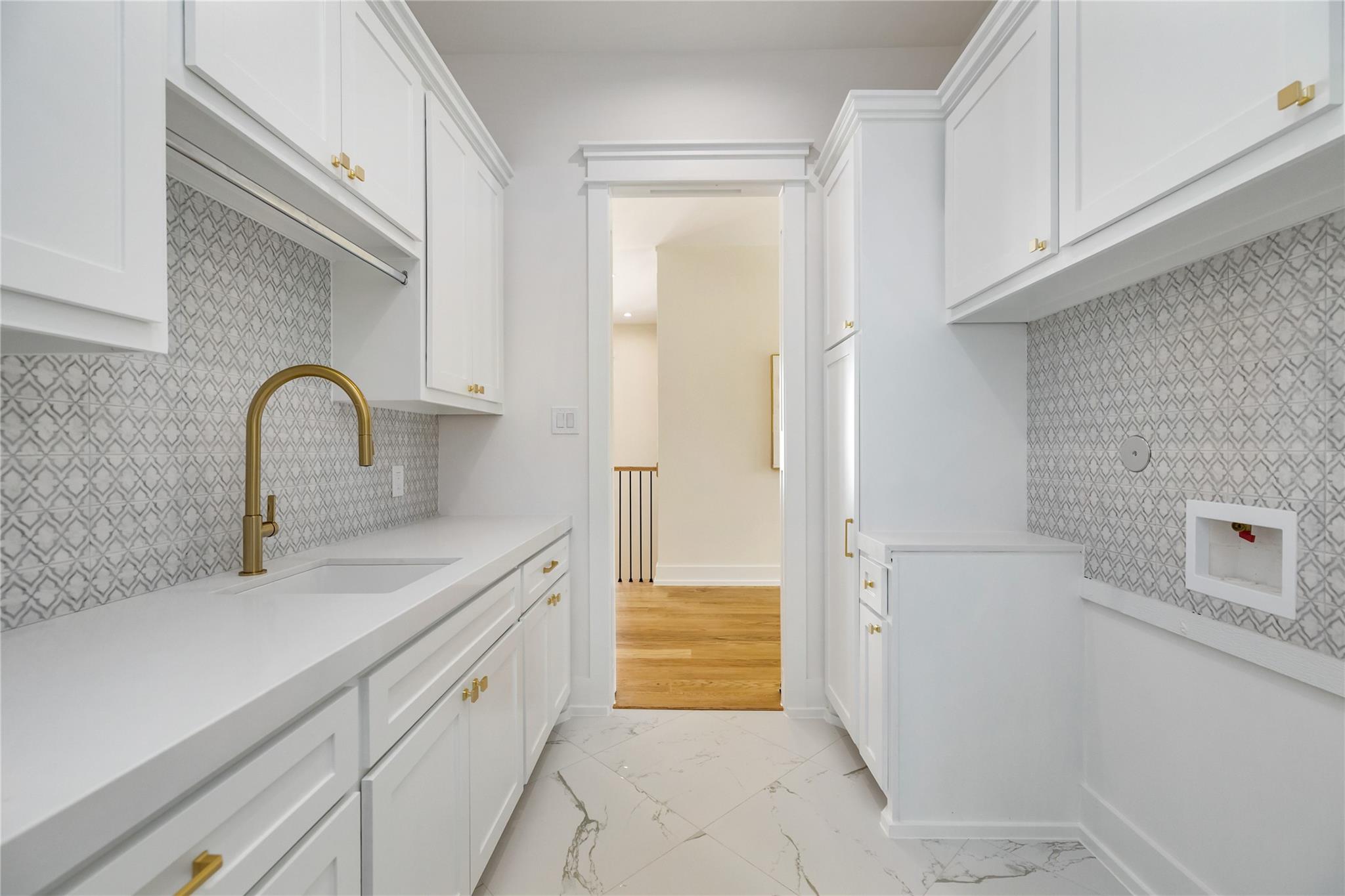 934 W 43rd Street Property Photo 33