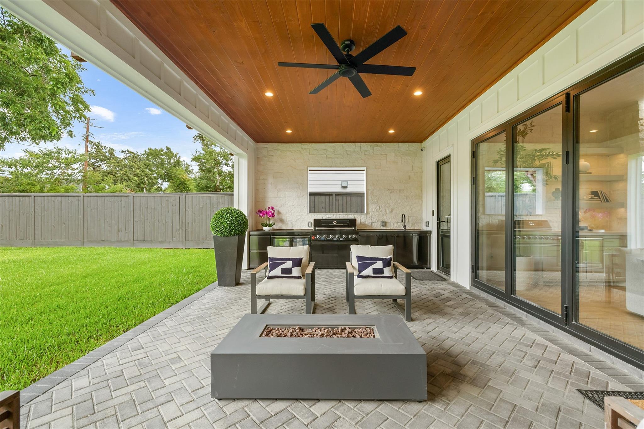 934 W 43rd Street Property Photo 44
