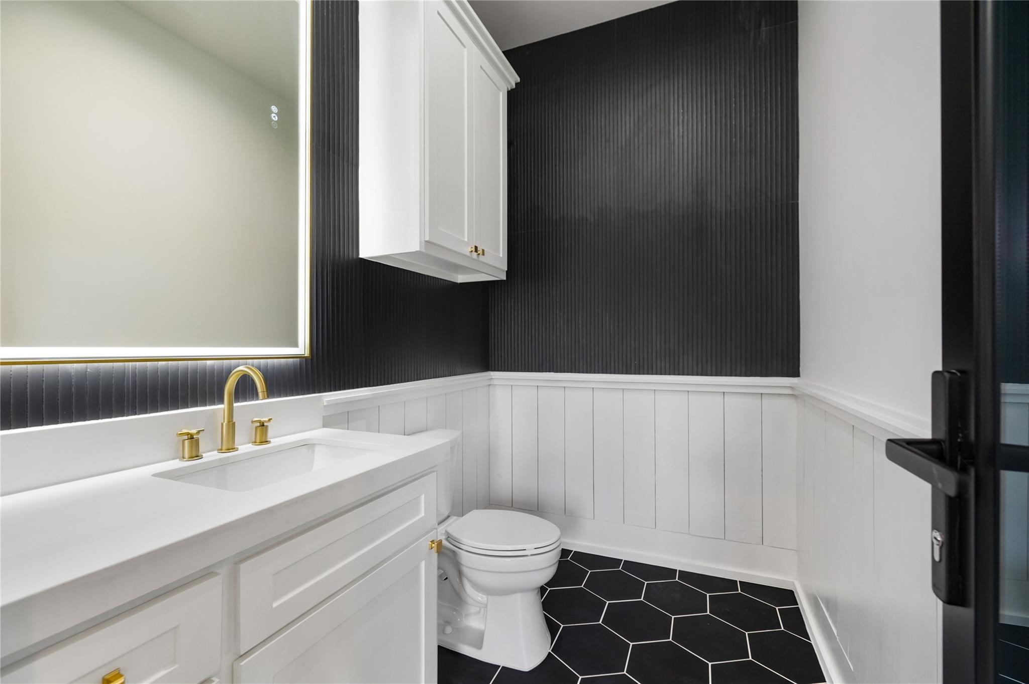 934 W 43rd Street Property Photo 49