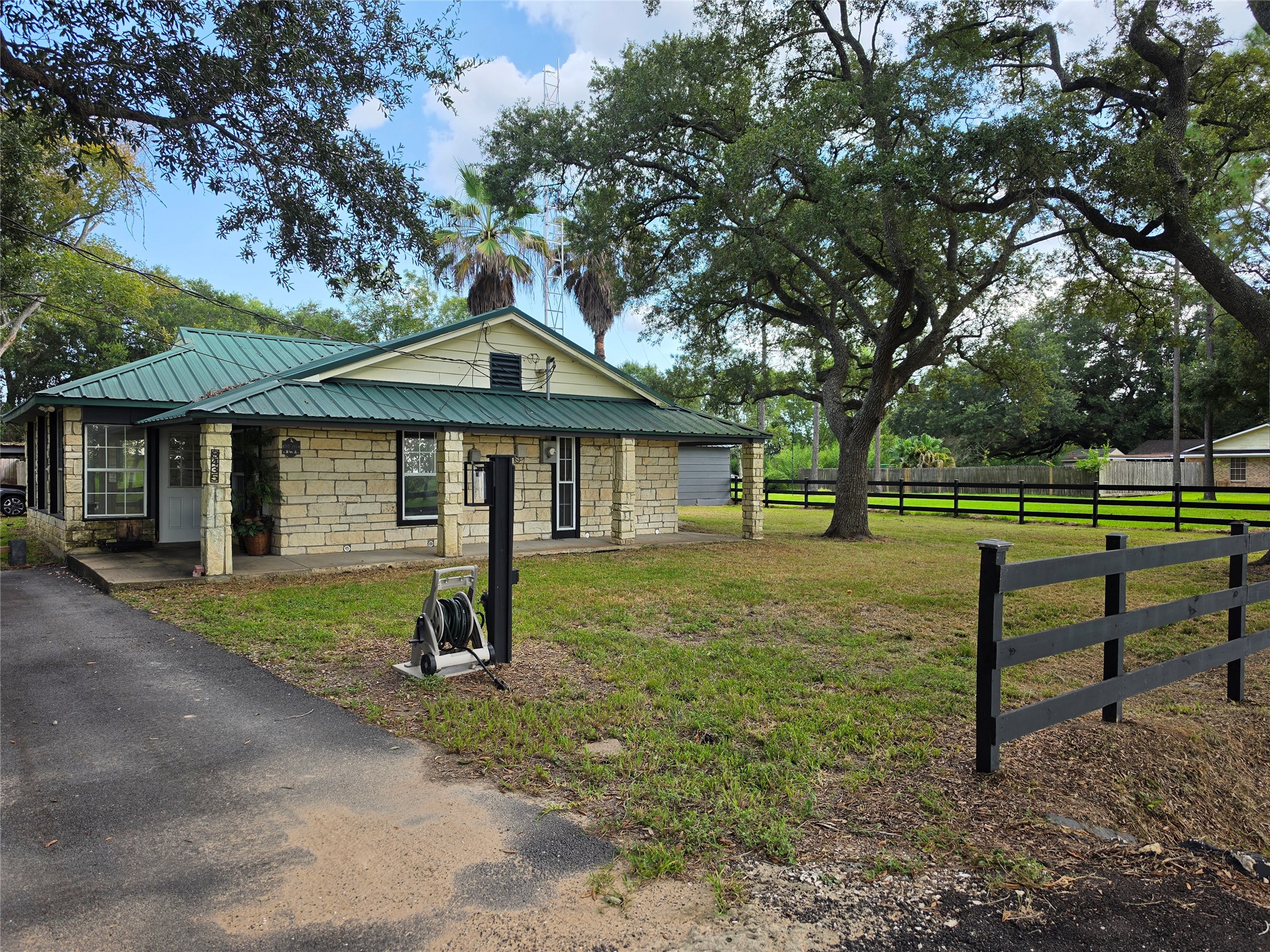 8435 Peters Road Property Photo 1