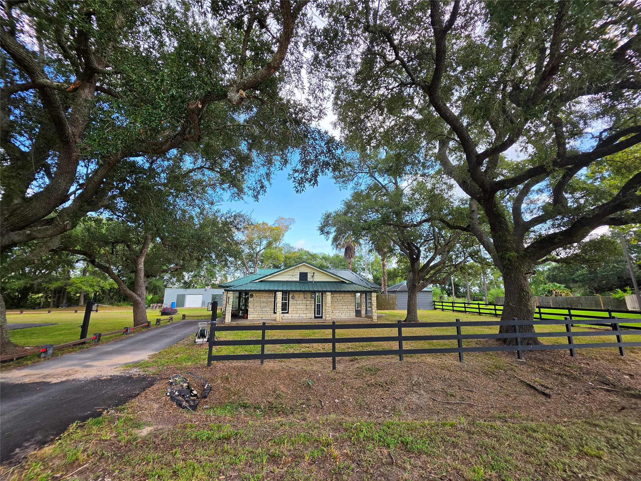 8435 Peters Road Property Photo 3