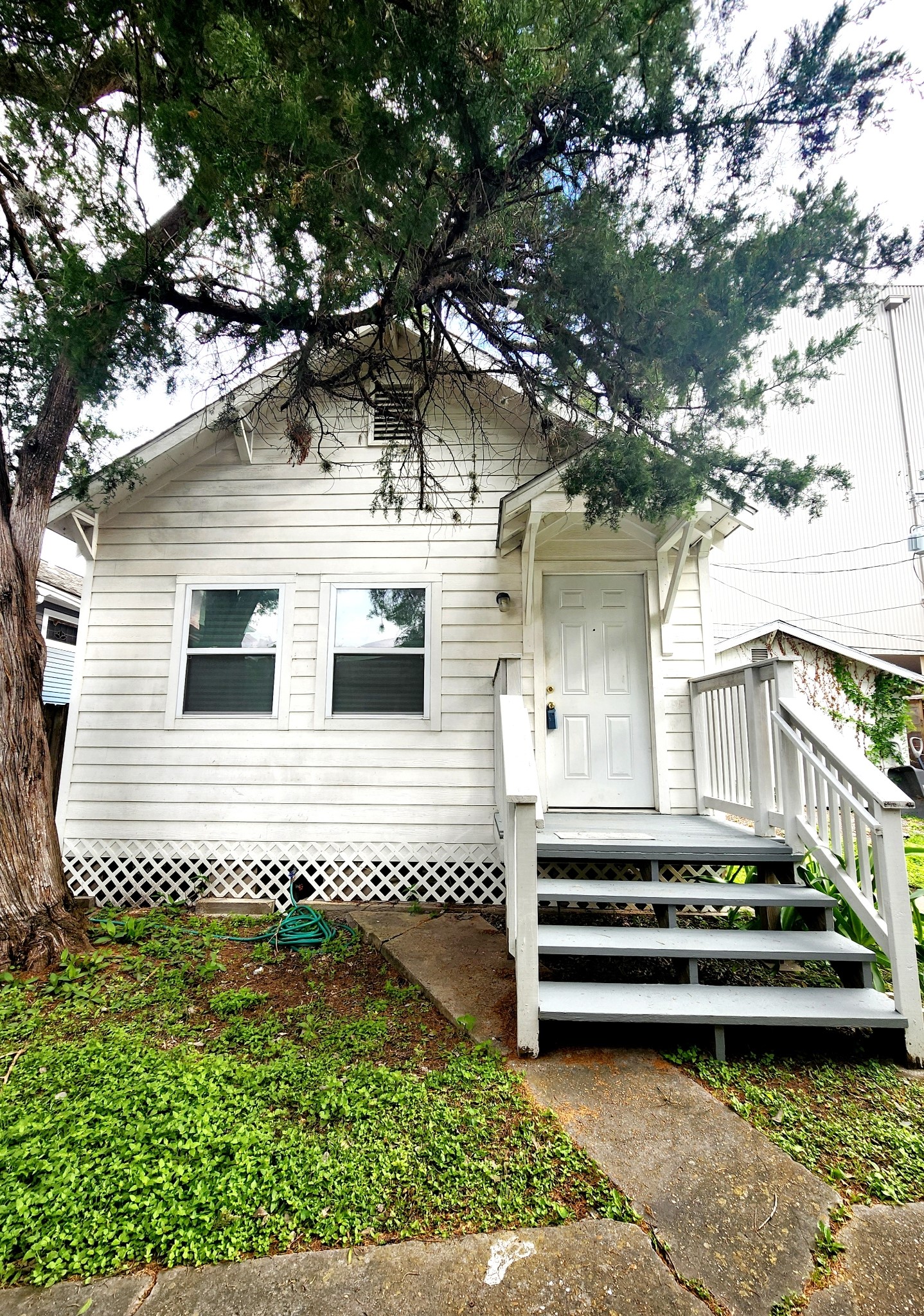 725 E 10th 1/2 Street B Property Photo 1