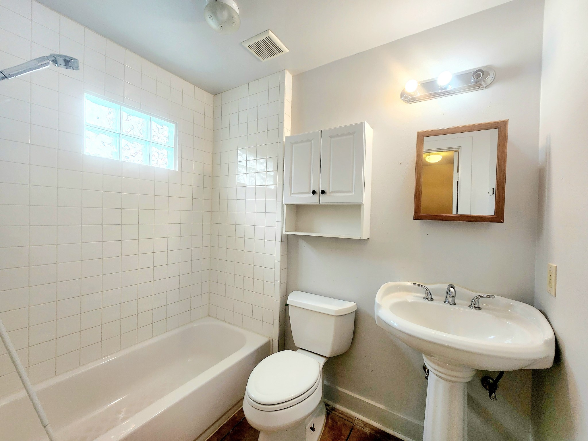 725 E 10th 1/2 Street B Property Photo 6