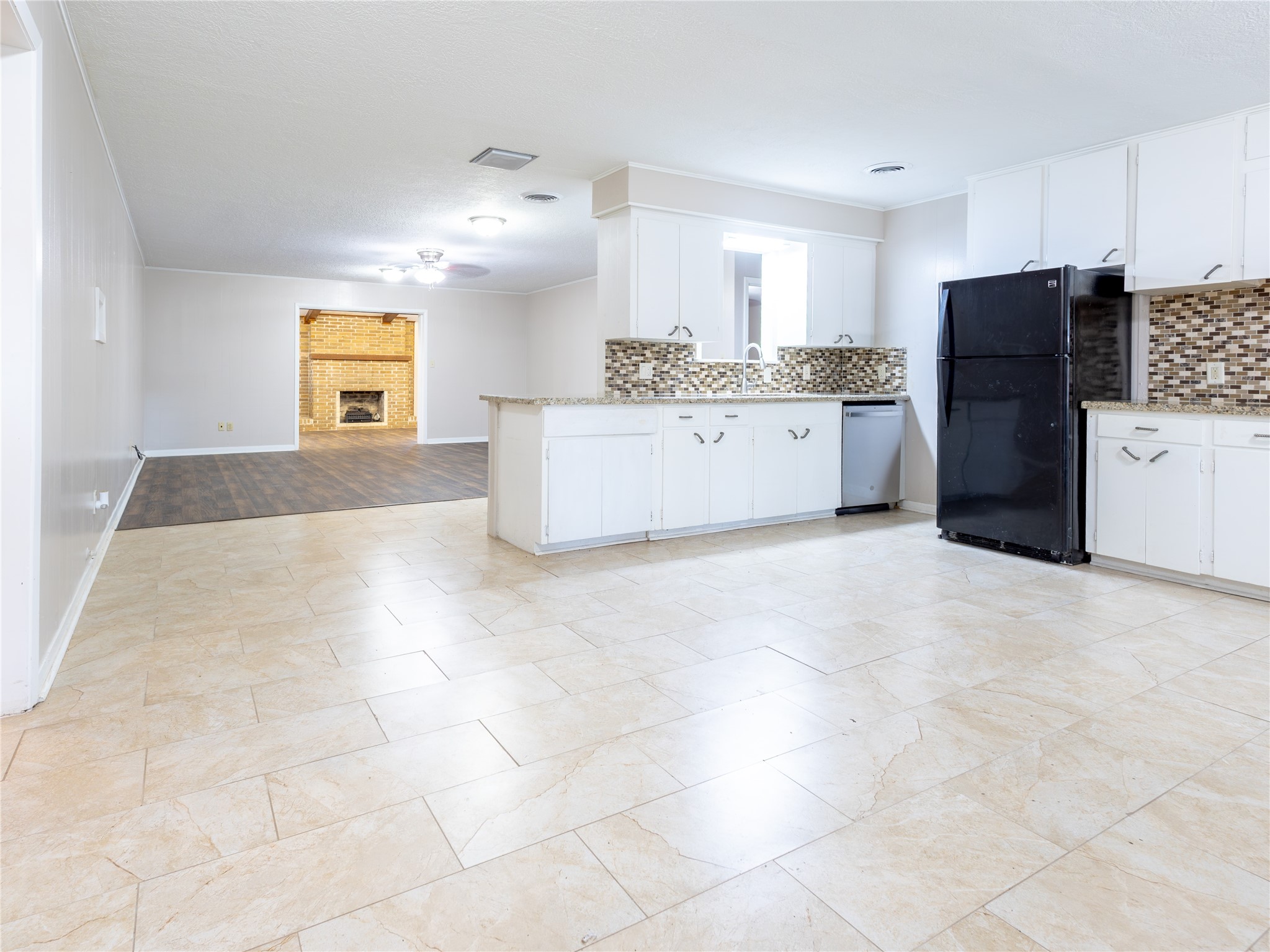 2728 Encino Property Photo 4