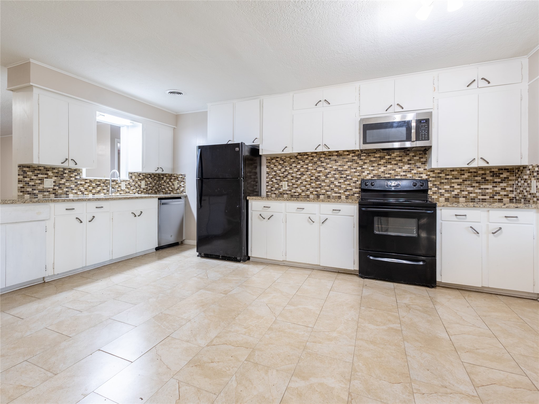2728 Encino Property Photo 5