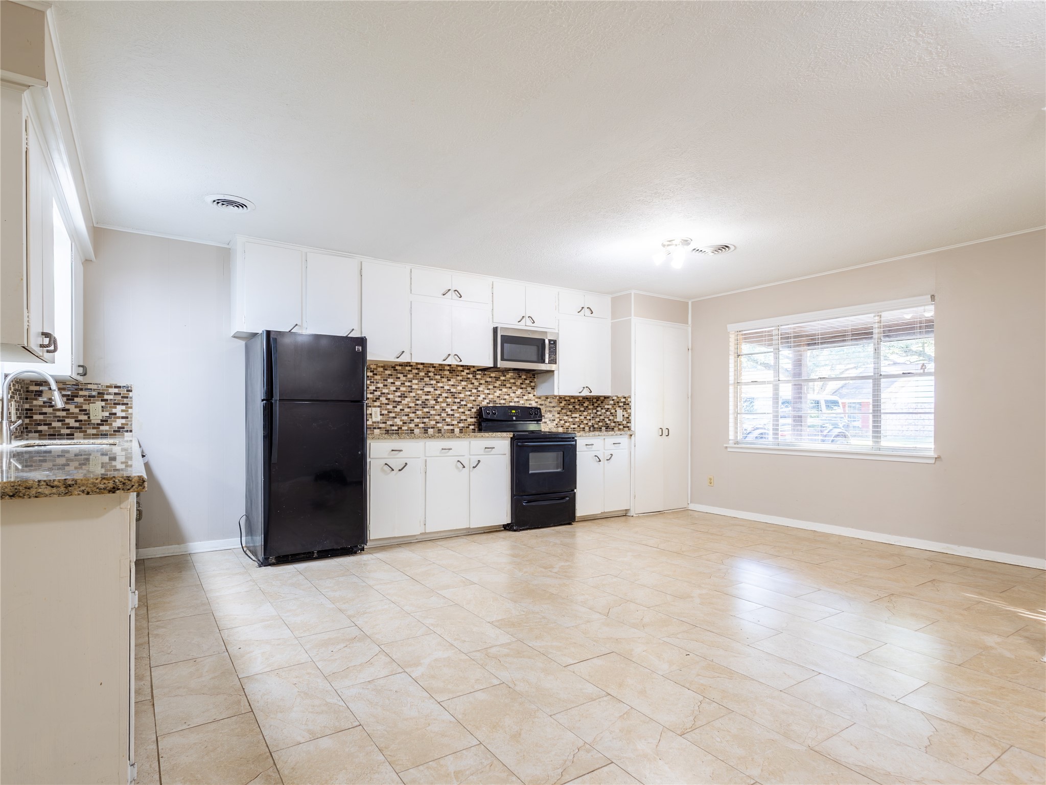 2728 Encino Property Photo 6